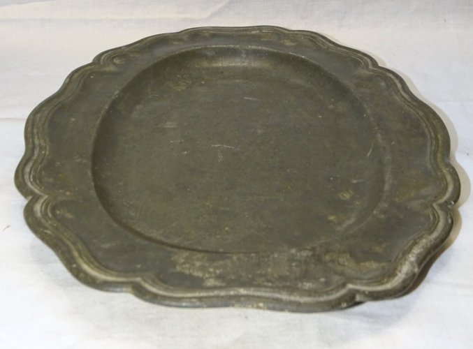 -  PLAT EN ETAIN STYLE LOUIS XV  gravé IF & PTR  AU DOS  COLLECTION VITRINE   D