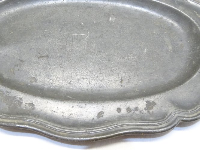 -  PLAT EN ETAIN STYLE LOUIS XV  gravé IF & PTR  AU DOS  COLLECTION VITRINE   D