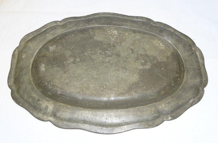 -  PLAT EN ETAIN STYLE LOUIS XV  gravé IF & PTR  AU DOS  COLLECTION VITRINE   D