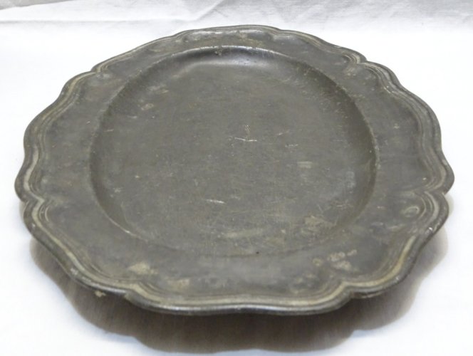 -  PLAT EN ETAIN STYLE LOUIS XV  gravé IF & PTR  AU DOS  COLLECTION VITRINE   D