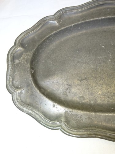 -  PLAT EN ETAIN STYLE LOUIS XV  gravé IF & PTR  AU DOS  COLLECTION VITRINE   D
