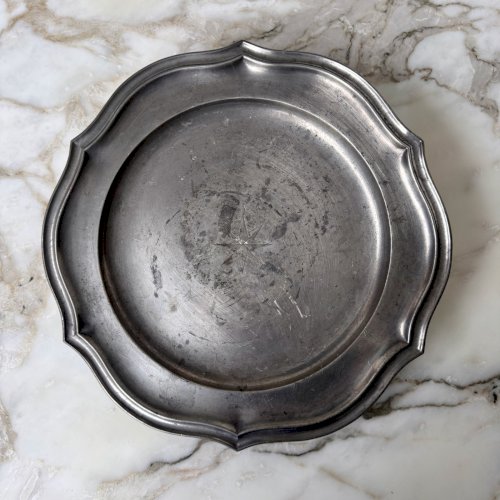 Plat en étain XVIIIe portant une étoile surmontée d'une fleur de lys M3407