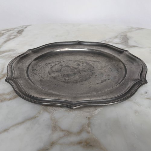 Plat en étain XVIIIe portant une étoile surmontée d'une fleur de lys M3407