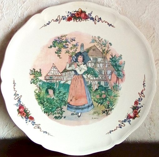 Plat en faïence Obernai/Sarreguemines – Signé Henry Loux – Scène alsacienne – Diamètre 34 cm – Faïence française vintage – Pièce rare et décorative