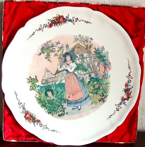 Plat en faïence Obernai/Sarreguemines – Signé Henry Loux – Scène alsacienne – Diamètre 34 cm – Faïence française vintage – Pièce rare et décorative