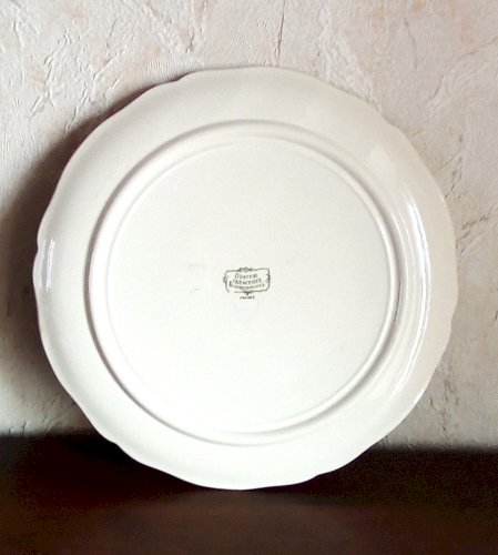 Plat en faïence Obernai/Sarreguemines – Signé Henry Loux – Scène alsacienne – Diamètre 34 cm – Faïence française vintage – Pièce rare et décorative