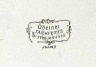 Plat en faïence Obernai/Sarreguemines – Signé Henry Loux – Scène alsacienne – Diamètre 34 cm – Faïence française vintage – Pièce rare et décorative