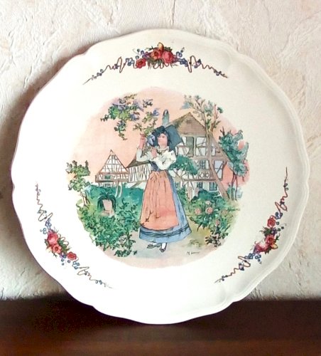 Plat en faïence Obernai/Sarreguemines – Signé Henry Loux – Scène alsacienne – Diamètre 34 cm – Faïence française vintage – Pièce rare et décorative