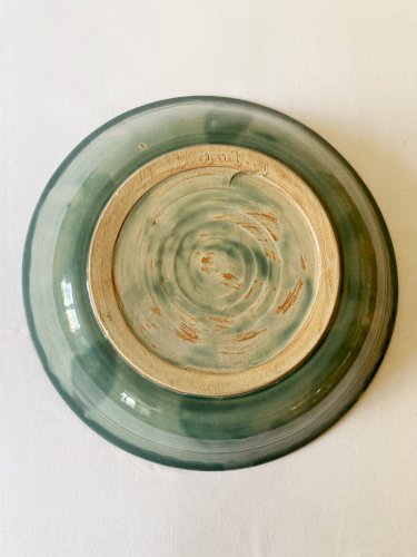 Plat en grès vert céladon signé