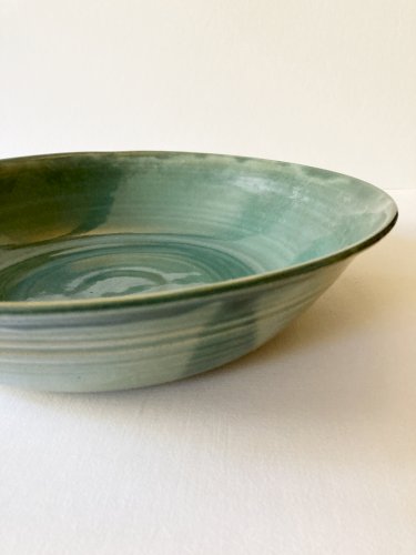 Plat en grès vert céladon signé