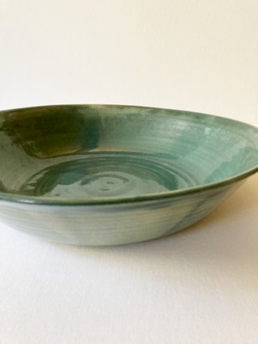 Plat en grès vert céladon signé