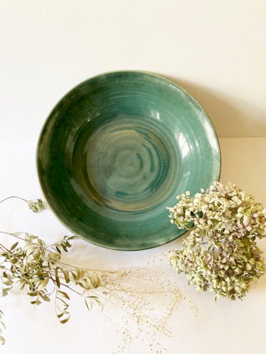 Plat en grès vert céladon signé