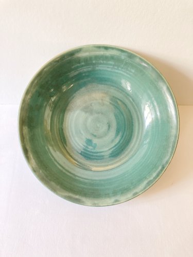 Plat en grès vert céladon signé