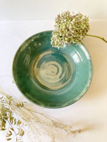 Plat en grès vert céladon signé