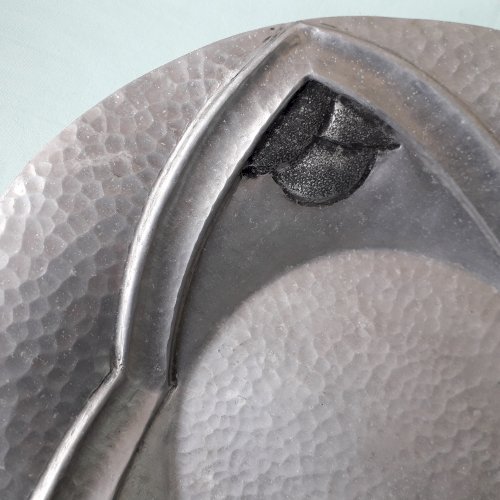 Plat étain signé Houzeaux