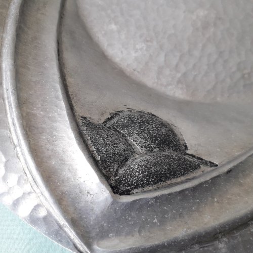 Plat étain signé Houzeaux