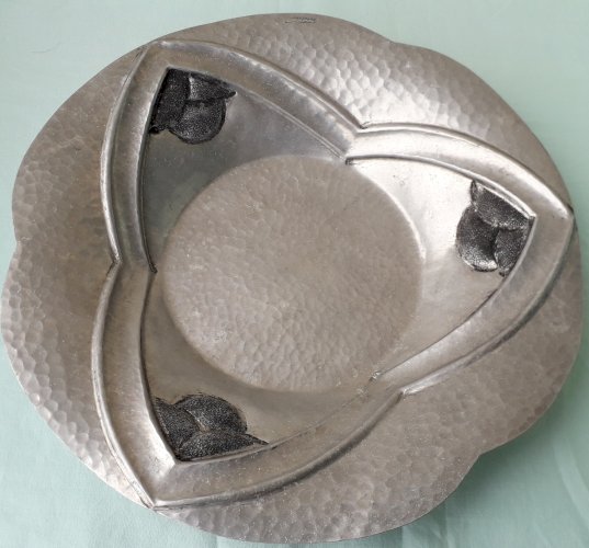 Plat étain signé Houzeaux