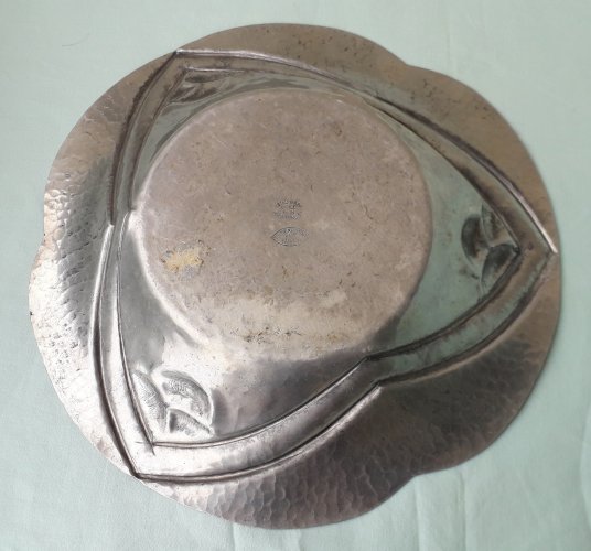 Plat étain signé Houzeaux