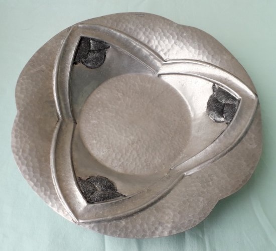 Plat étain signé Houzeaux