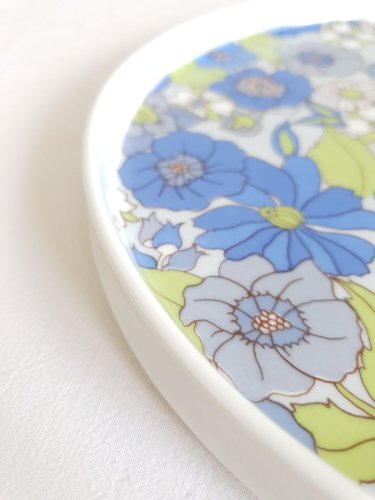 Plat fleuri en porcelaine vintage