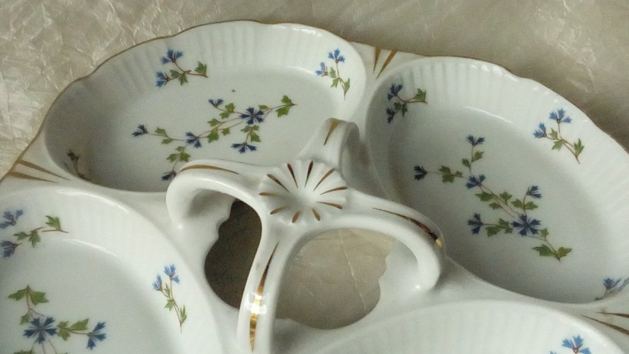 PLAT MENDIANT EN PORCELAINE A FEU  LOUIS LOURIOUX  FOECY DECOR AUX BARBEAUX*