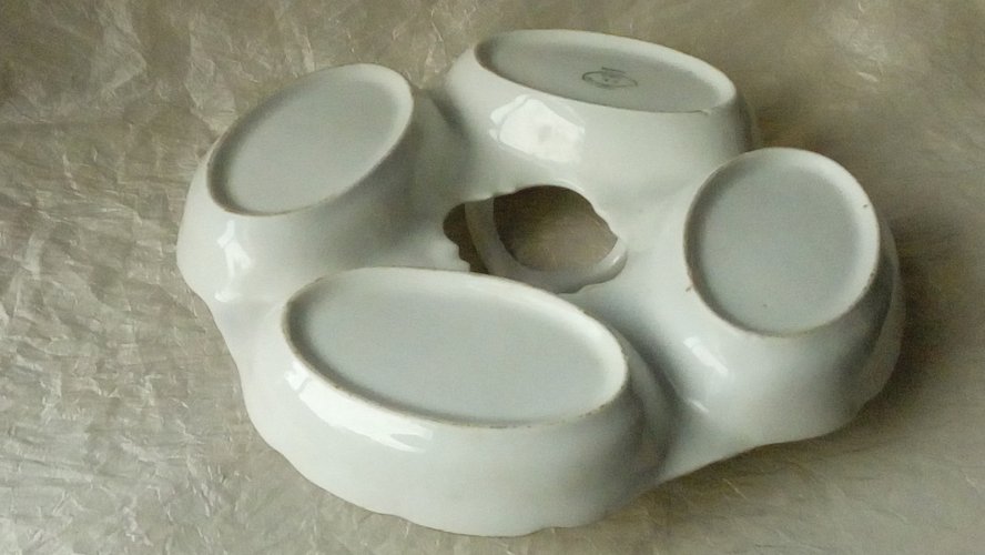 PLAT MENDIANT EN PORCELAINE A FEU  LOUIS LOURIOUX  FOECY DECOR AUX BARBEAUX*