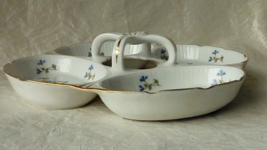 PLAT MENDIANT EN PORCELAINE A FEU  LOUIS LOURIOUX  FOECY DECOR AUX BARBEAUX*