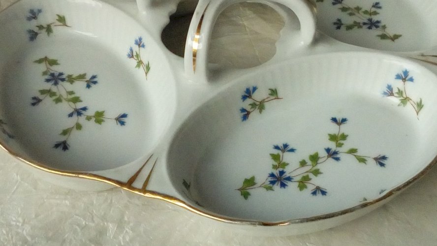 PLAT MENDIANT EN PORCELAINE A FEU  LOUIS LOURIOUX  FOECY DECOR AUX BARBEAUX*