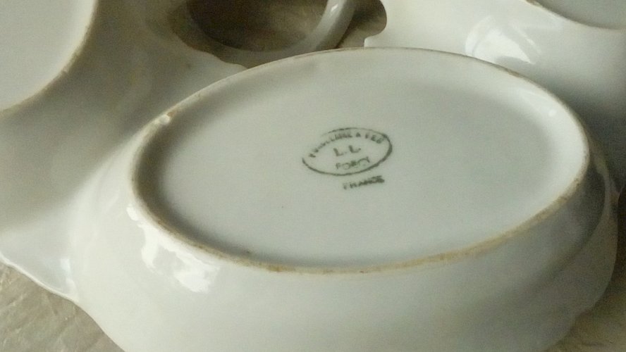 PLAT MENDIANT EN PORCELAINE A FEU  LOUIS LOURIOUX  FOECY DECOR AUX BARBEAUX*