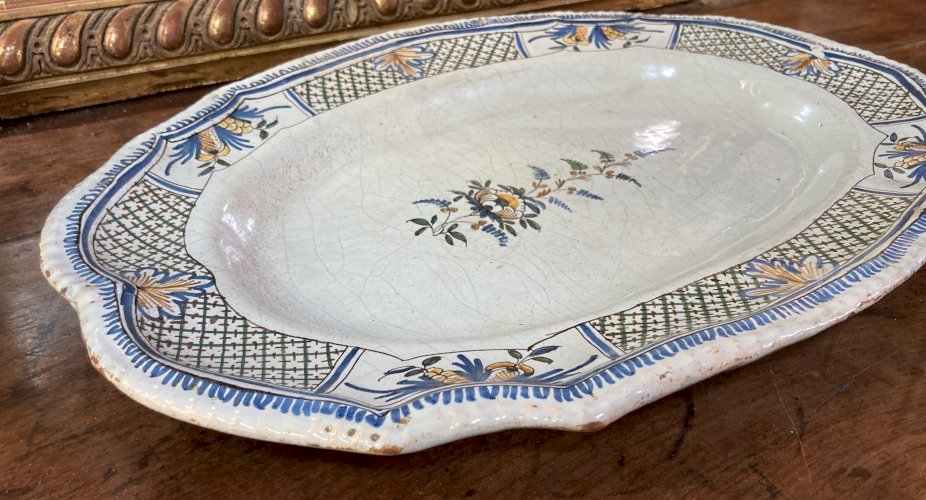 Plat oblong faïence Rouen XVIIIe 