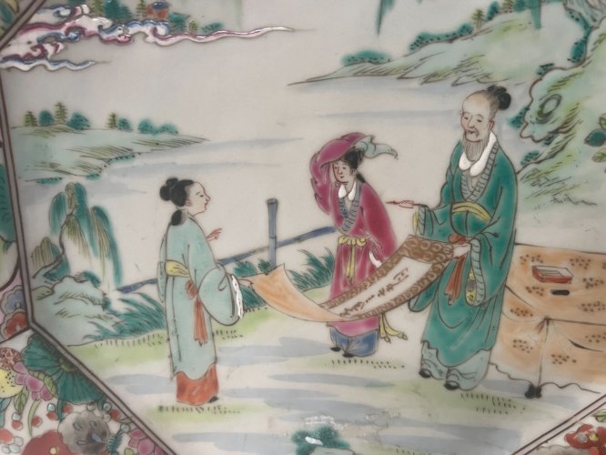 Plat octogonale en porcelaine Asie XX siècle