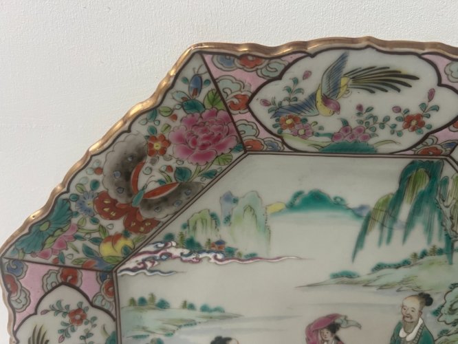 Plat octogonale en porcelaine Asie XX siècle