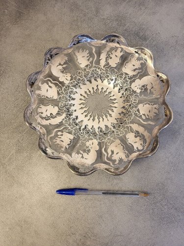 PLAT OU COUPE EN VERRE ARGENTE SAINT GRAAL DECOR DE VISAGES MASQUES