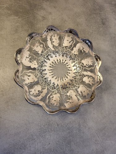 PLAT OU COUPE EN VERRE ARGENTE SAINT GRAAL DECOR DE VISAGES MASQUES
