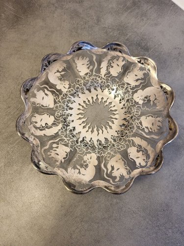PLAT OU COUPE EN VERRE ARGENTE SAINT GRAAL DECOR DE VISAGES MASQUES