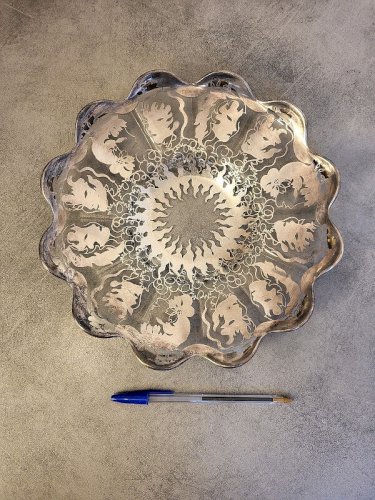 PLAT OU COUPE EN VERRE ARGENTE SAINT GRAAL DECOR DE VISAGES MASQUES