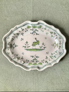 Oval shaped scalloped faience dish from Martres-Tolosane, heron in shades of green, 19th century.