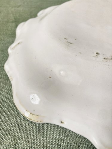 Plat ovale chantourné en faïence de Martres-Tolosane, héron en camaïeu de verts, XIXe siècle