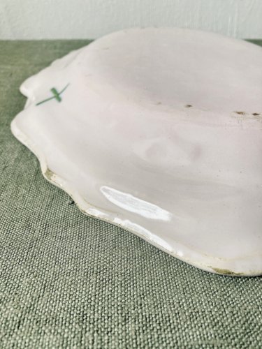 Plat ovale chantourné en faïence de Martres-Tolosane, héron en camaïeu de verts, XIXe siècle