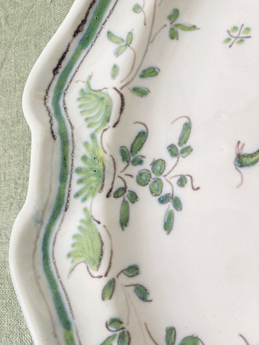 Plat ovale chantourné en faïence de Martres-Tolosane, héron en camaïeu de verts, XIXe siècle