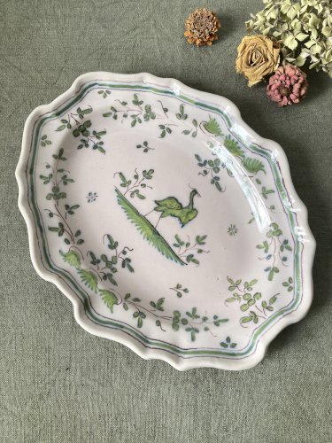 Plat ovale chantourné en faïence de Martres-Tolosane, héron en camaïeu de verts, XIXe siècle