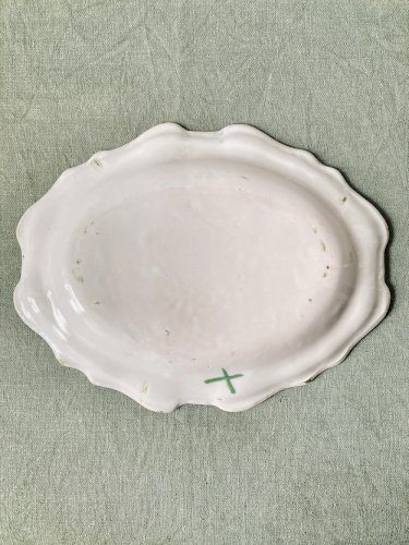 Plat ovale chantourné en faïence de Martres-Tolosane, héron en camaïeu de verts, XIXe siècle