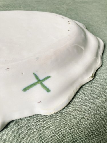 Plat ovale chantourné en faïence de Martres-Tolosane, héron en camaïeu de verts, XIXe siècle