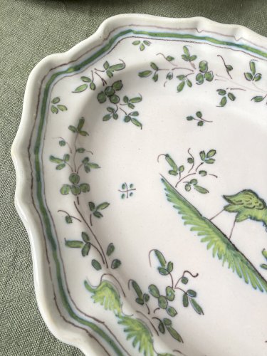 Plat ovale chantourné en faïence de Martres-Tolosane, héron en camaïeu de verts, XIXe siècle