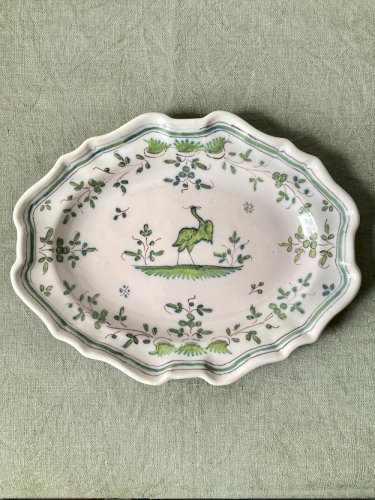 Plat ovale chantourné en faïence de Martres-Tolosane, héron en camaïeu de verts, XIXe siècle