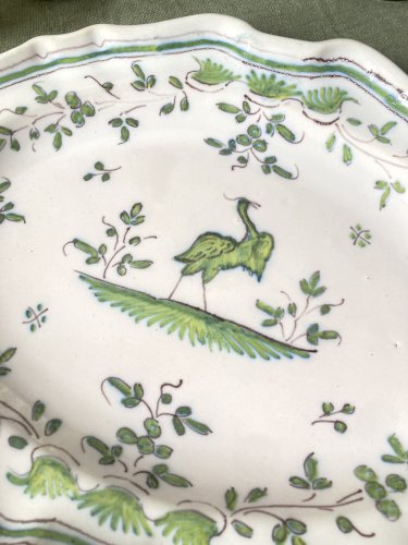 Plat ovale chantourné en faïence de Martres-Tolosane, héron en camaïeu de verts, XIXe siècle