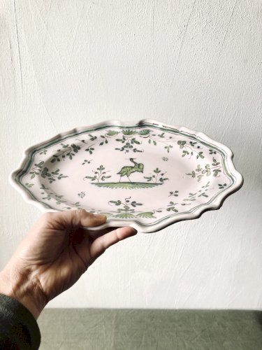 Plat ovale chantourné en faïence de Martres-Tolosane, héron en camaïeu de verts, XIXe siècle