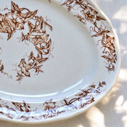 Plat ovale du XIXe siècle en terre de fer signé Longchamp Liserons