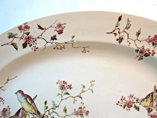 Plat ovale en faïence décoré de fauvettes dans les aubépines, Art Déco / Nouveau