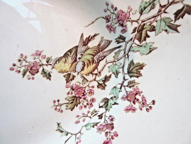 Plat ovale en faïence décoré de fauvettes dans les aubépines, Art Déco / Nouveau